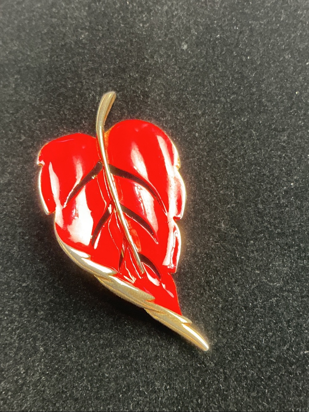 Beautiful 1970’s vintage mid-century modern botanical leaf brooch pin.